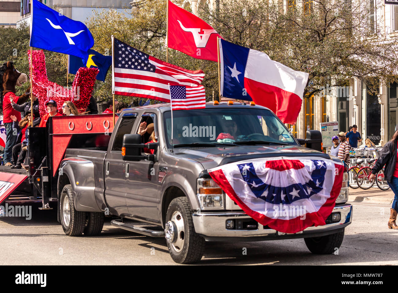 3 mars 2018 - AUSTIN, TEXAS - Texas Drapeaux historiques de voler dans l'Avenue des congrès annuel de l'indépendance du Texas à la parade de la Texas Capitol. Un fonctionnaire de l'Etat, la journée célèbre Texas' déclaration d'indépendance du Mexique le 2 mars, 1836 Banque D'Images