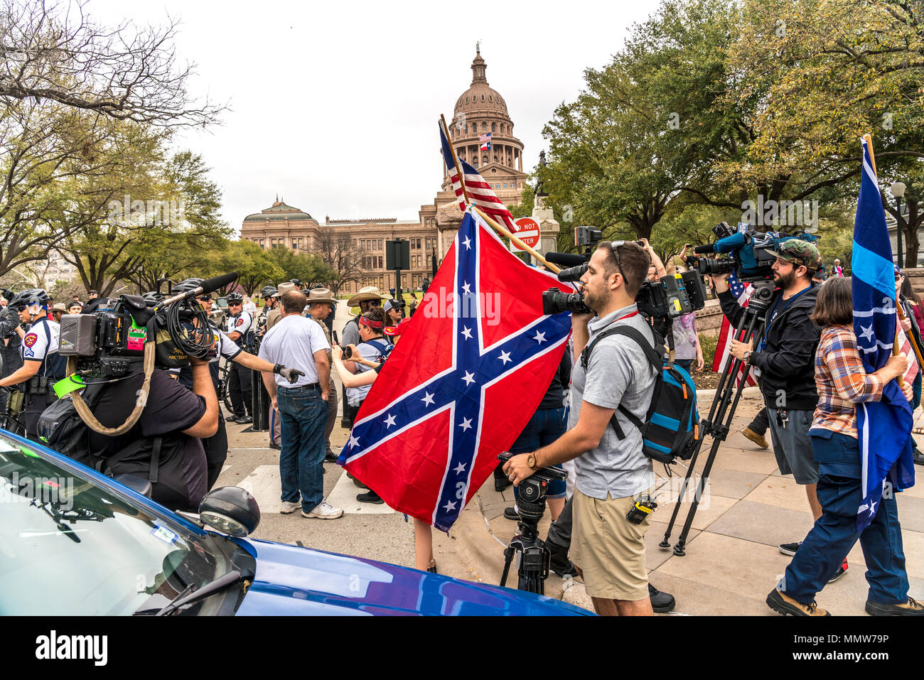 3 mars 2018, PRO-TRUMP RALLY, AUSTIN TEXAS - Pro-Trump Rallye attente militants soutenant le président Trump, State Capitol, Austin Texas et disposent d'un drapeau confédéré Banque D'Images