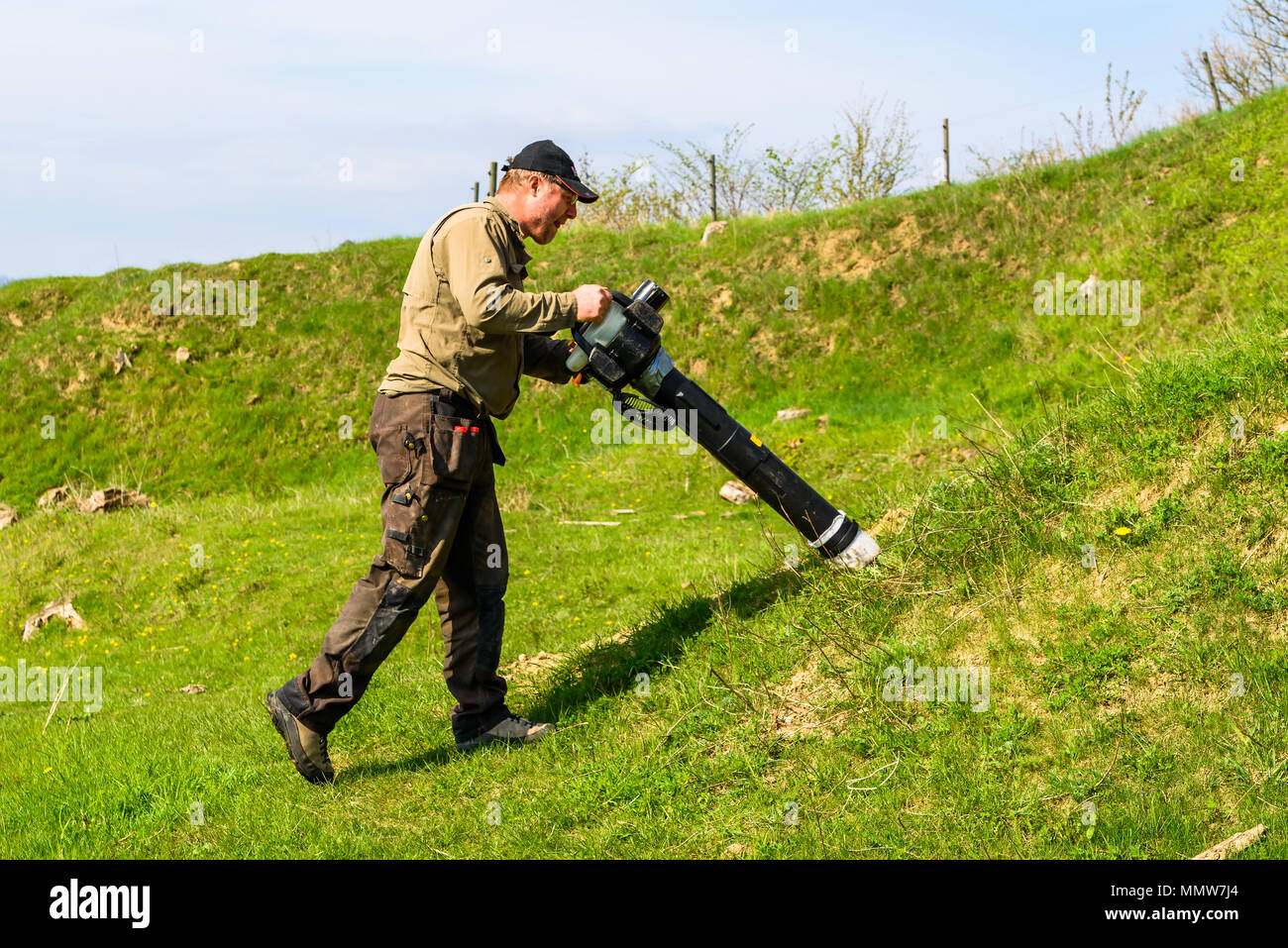 Glumslov, Suède - 29 Avril 2018 : Documentaire de la vie quotidienne et le lieu. La collecte pour les coléoptères scarabée-géomètre de l'inventaire, à l'aide d'une feuille modifiée vac Banque D'Images