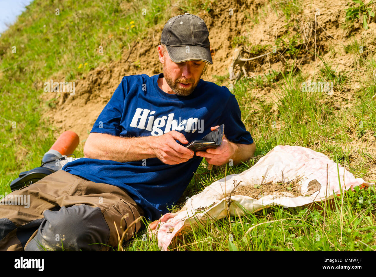 Glumslov, Suède - 29 Avril 2018 : Documentaire de la vie quotidienne et le lieu. La collecte pour les coléoptères scarabée surveyor inventaire. Ici vu à bee Banque D'Images