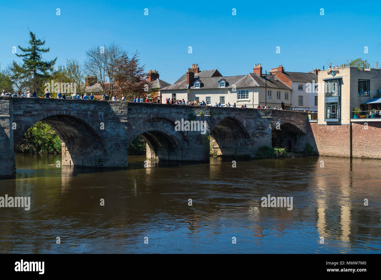 Les spectateurs sur le vieux pont en attendant le début de la rivière Wye Carnival Hereford Royaume-uni Mai 2018 Banque D'Images