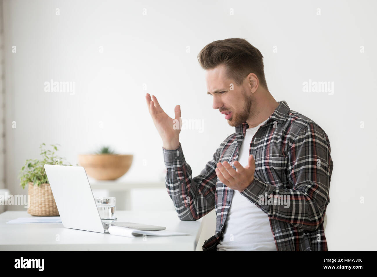 Confondre homme colère frustrée par la haine, problème en ligne bloqué lapt Banque D'Images