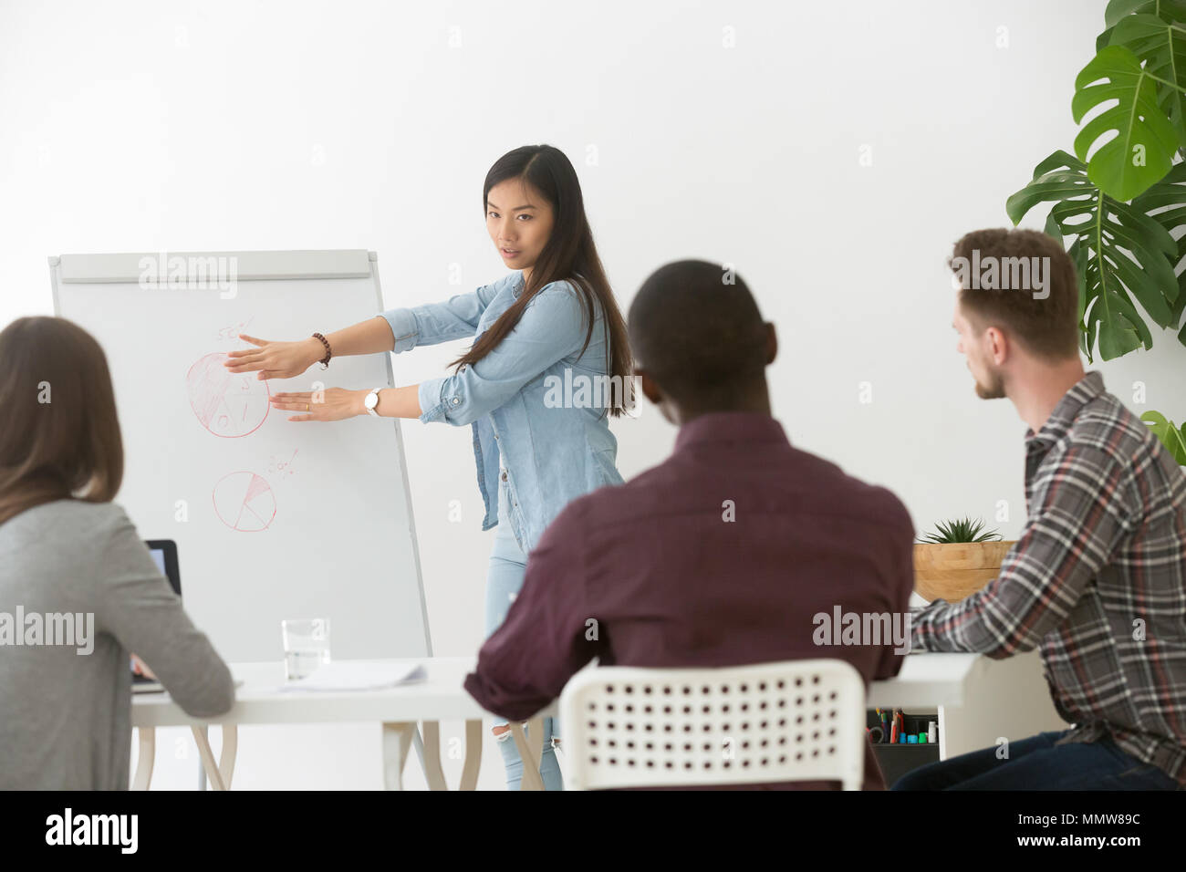 Asian businesswoman giving presentation de t multiraciale Banque D'Images