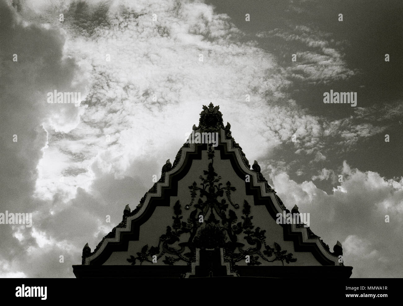Ciel dramatique au Temple Bouddhiste Wat Chamnihattakan Sam Ngam à Bangkok en Thaïlande en Asie du Sud-Est Extrême-Orient. Le bouddhisme Religion Bâtiment billet Banque D'Images