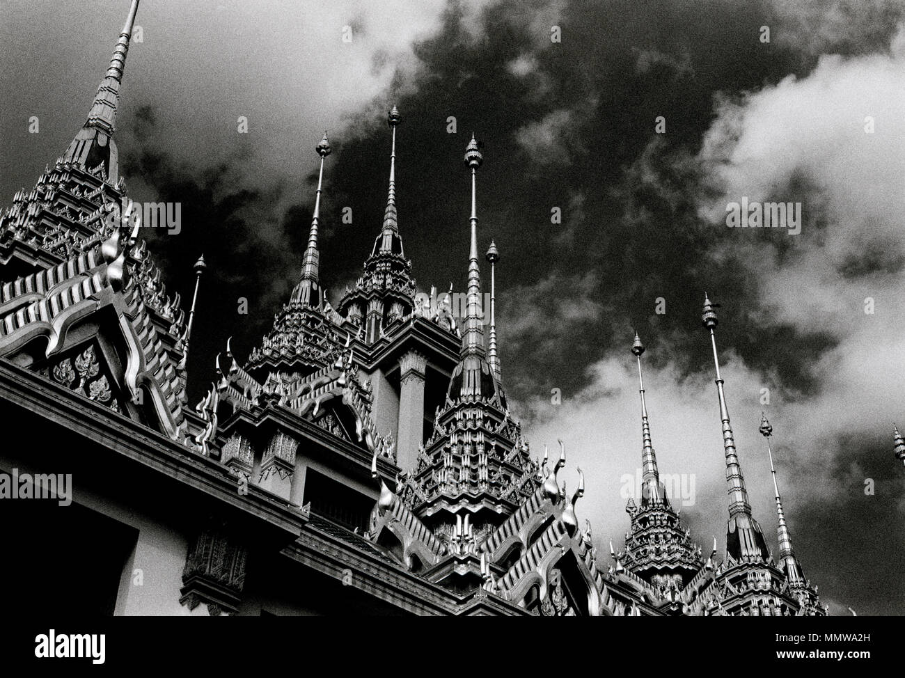 Ciel dramatique et les clochers de la Buddhist Temple Loha Prasat Metal Château de Wat Ratchanadda à Bangkok en Thaïlande en Asie du Sud-Est Extrême-Orient. Billet d Banque D'Images