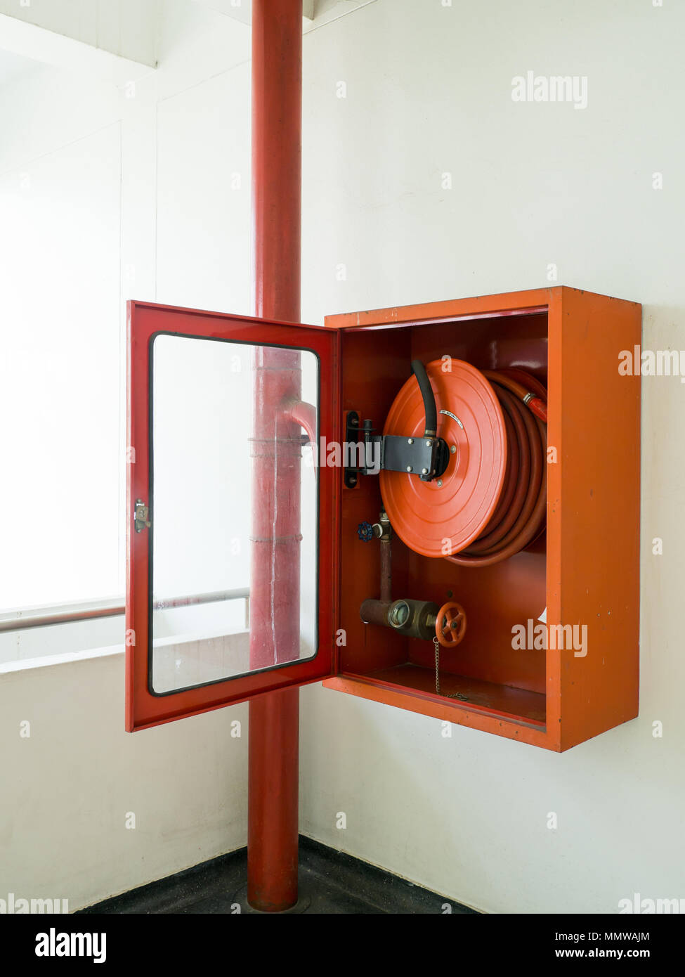 Extincteur avec différents types d'extincteurs situé dans le mur blanc. copie espace pour le texte et le contenu Banque D'Images