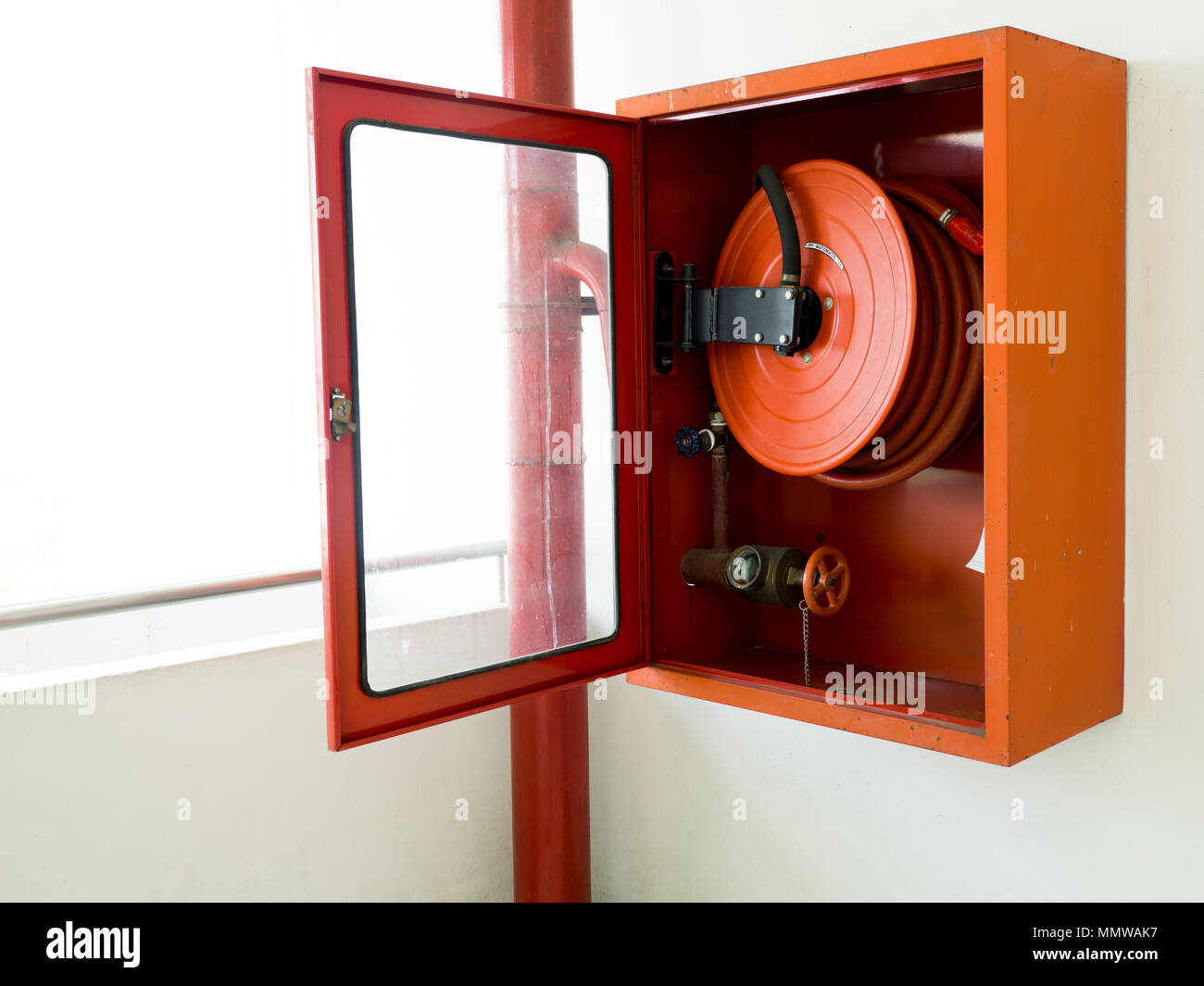 Extincteur avec différents types d'extincteurs situé dans le mur blanc. copie espace pour le texte et le contenu Banque D'Images