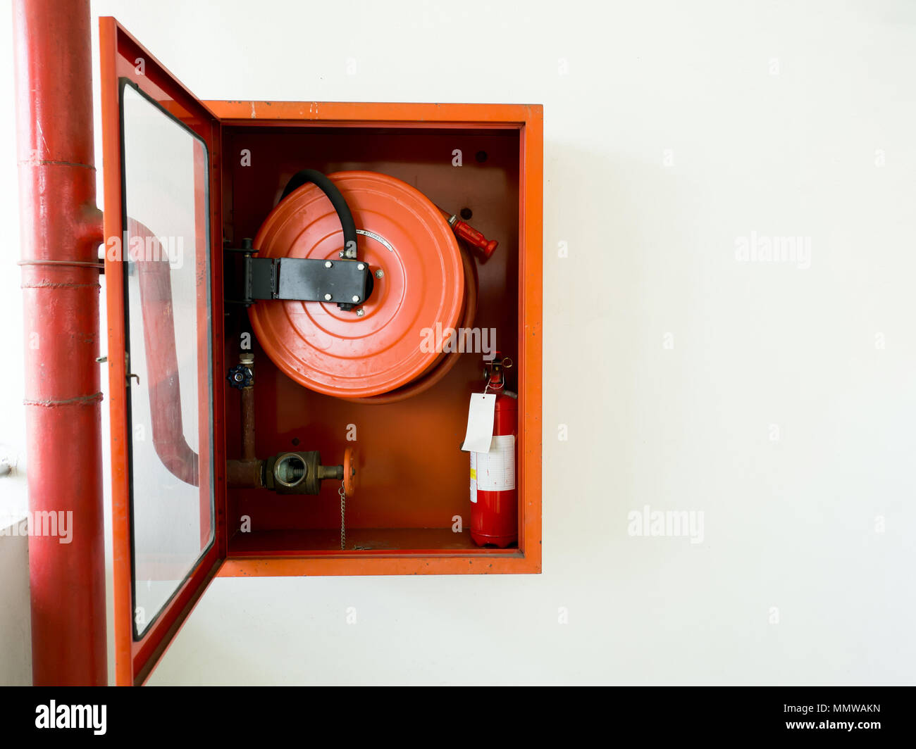 Extincteur avec différents types d'extincteurs situé dans le mur blanc. copie espace pour le texte et le contenu Banque D'Images