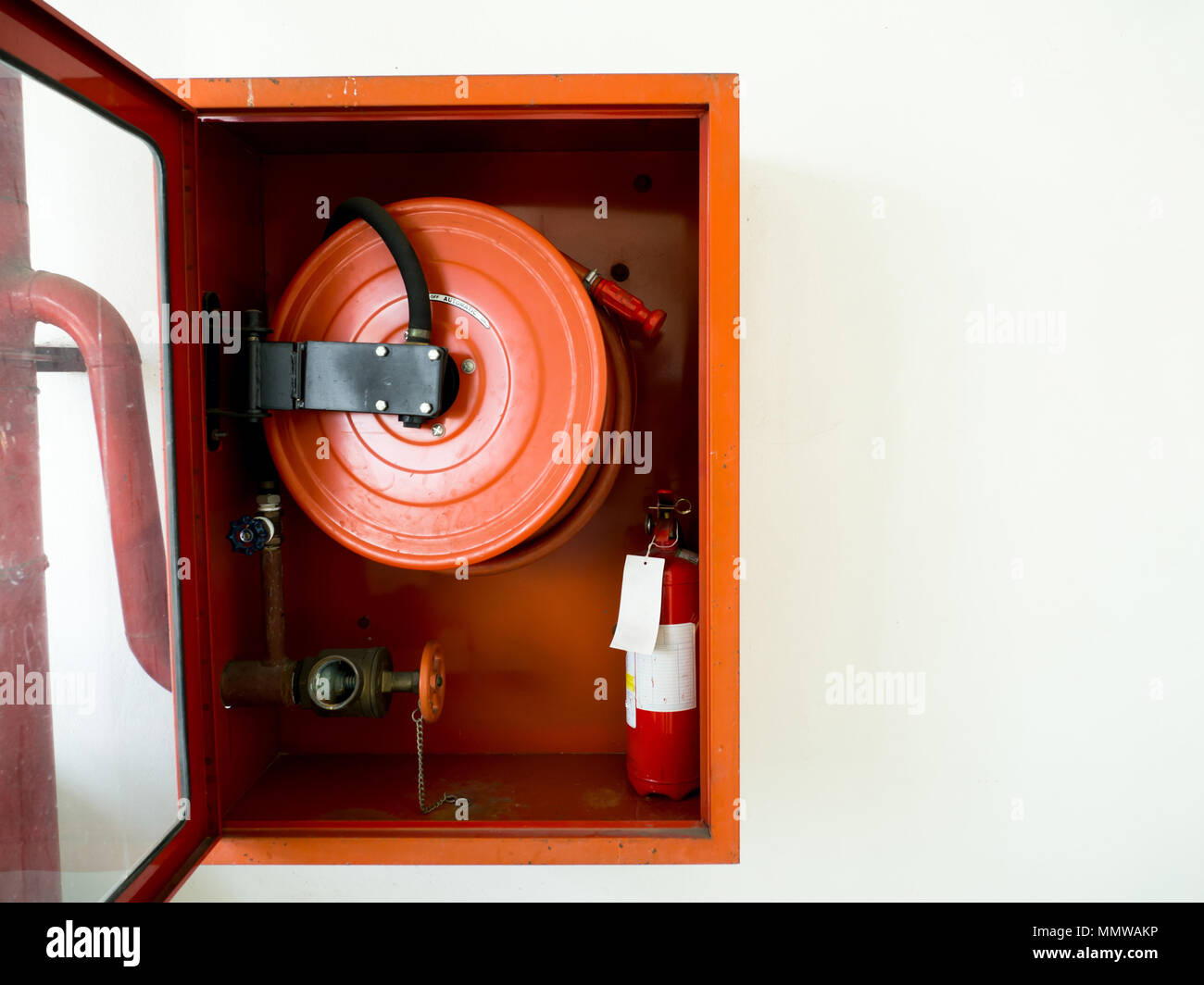 Extincteur avec différents types d'extincteurs situé dans le mur blanc. copie espace pour le texte et le contenu Banque D'Images