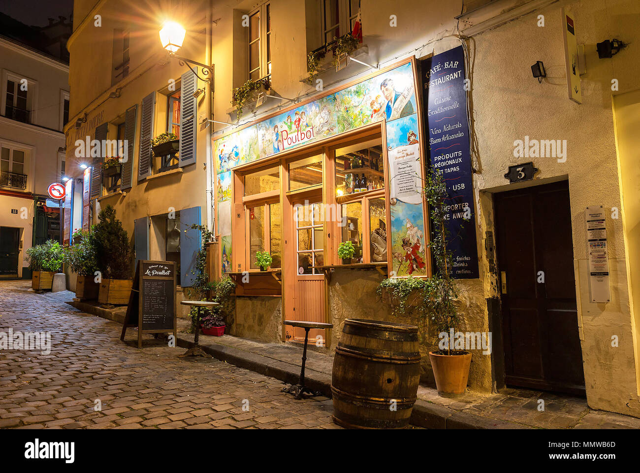 Le café traditionnel français Poulbot la nuit, Paris, France. Banque D'Images