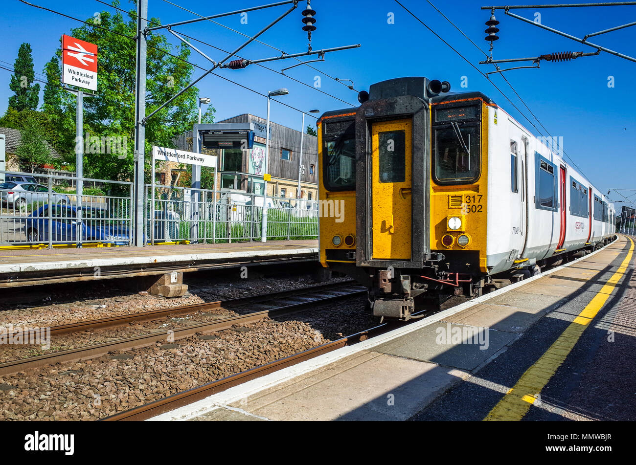 Une plus grande Anglia train arrivant en gare de Whittlesford Parkway, au sud de Cambridge, sur le chemin de la gare de Liverpool Street. Banque D'Images