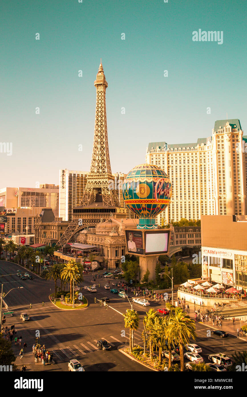 Le Sunny View en bas de la bande de Vegas avec de nombreux grands hôtels, clubs, casinos et boutiques en vue. Banque D'Images