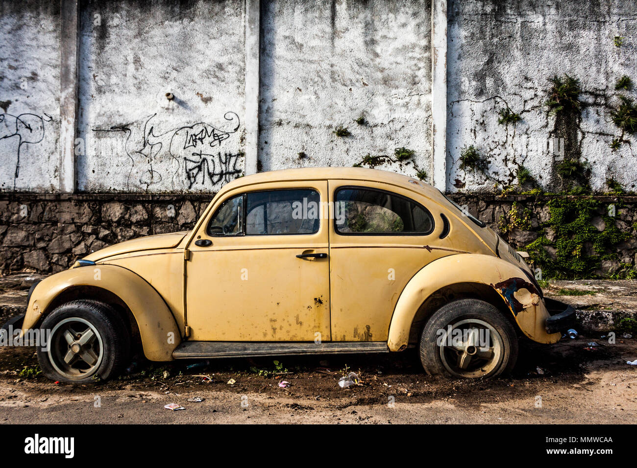 Coccinelle jaune abandonné dans la rue Banque D'Images