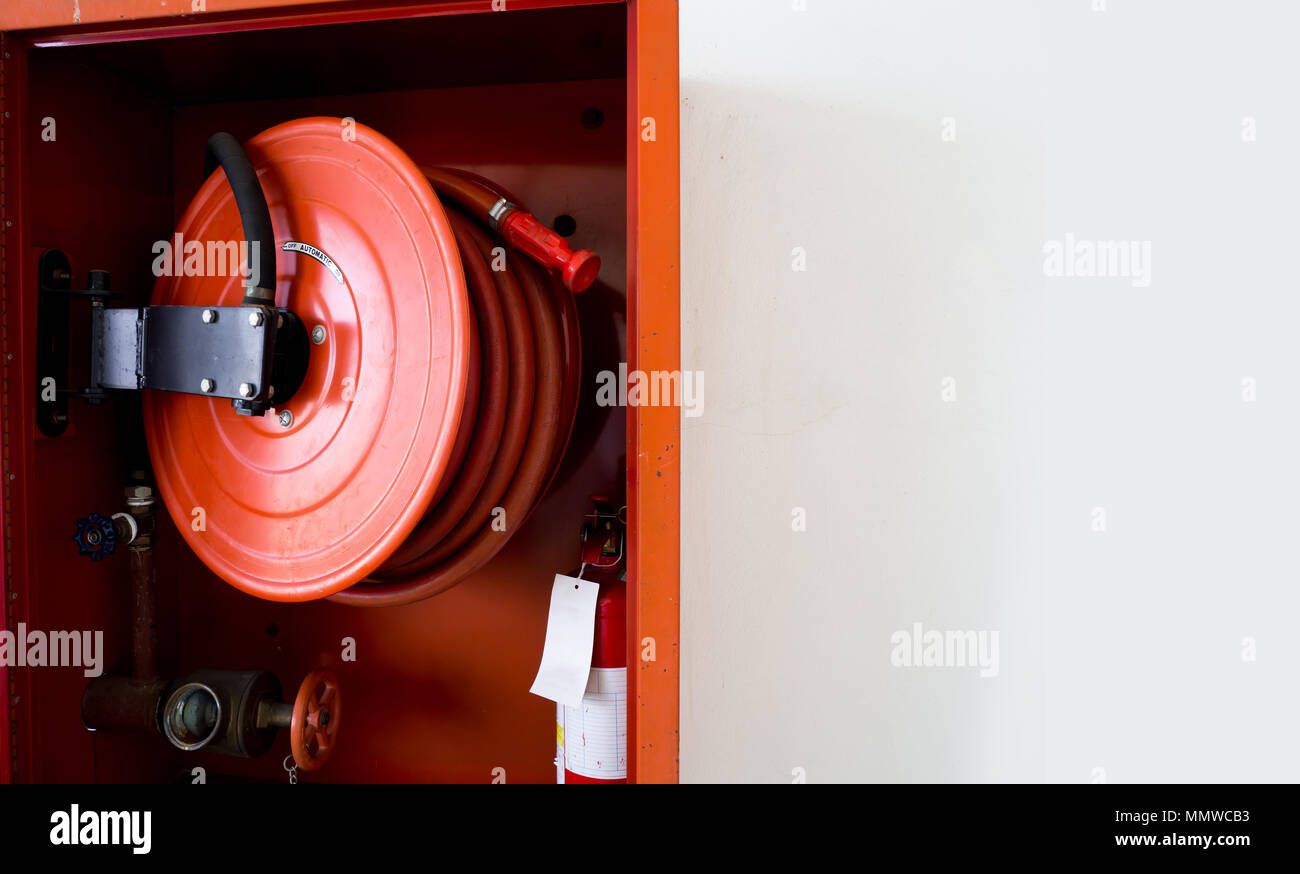 Extincteur avec différents types d'extincteurs situé dans le mur blanc. copie espace pour le texte et le contenu Banque D'Images
