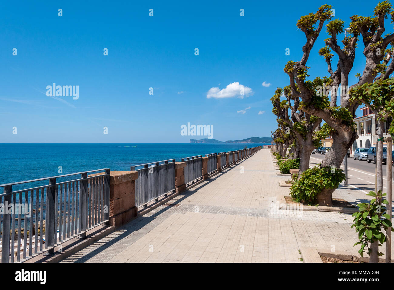 Zone piétonne sur les remparts d'Alghero - Sardaigne dans une journée ensoleillée de printemps Banque D'Images