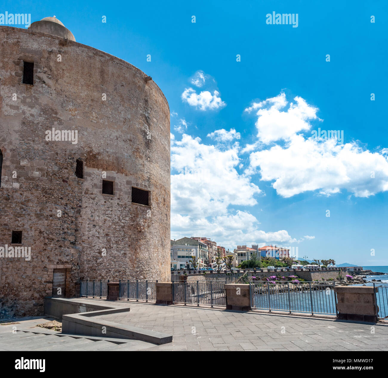 Zone piétonne sur les remparts près de la tour Sulis à Alghero - Sardaigne dans une journée ensoleillée de printemps Banque D'Images