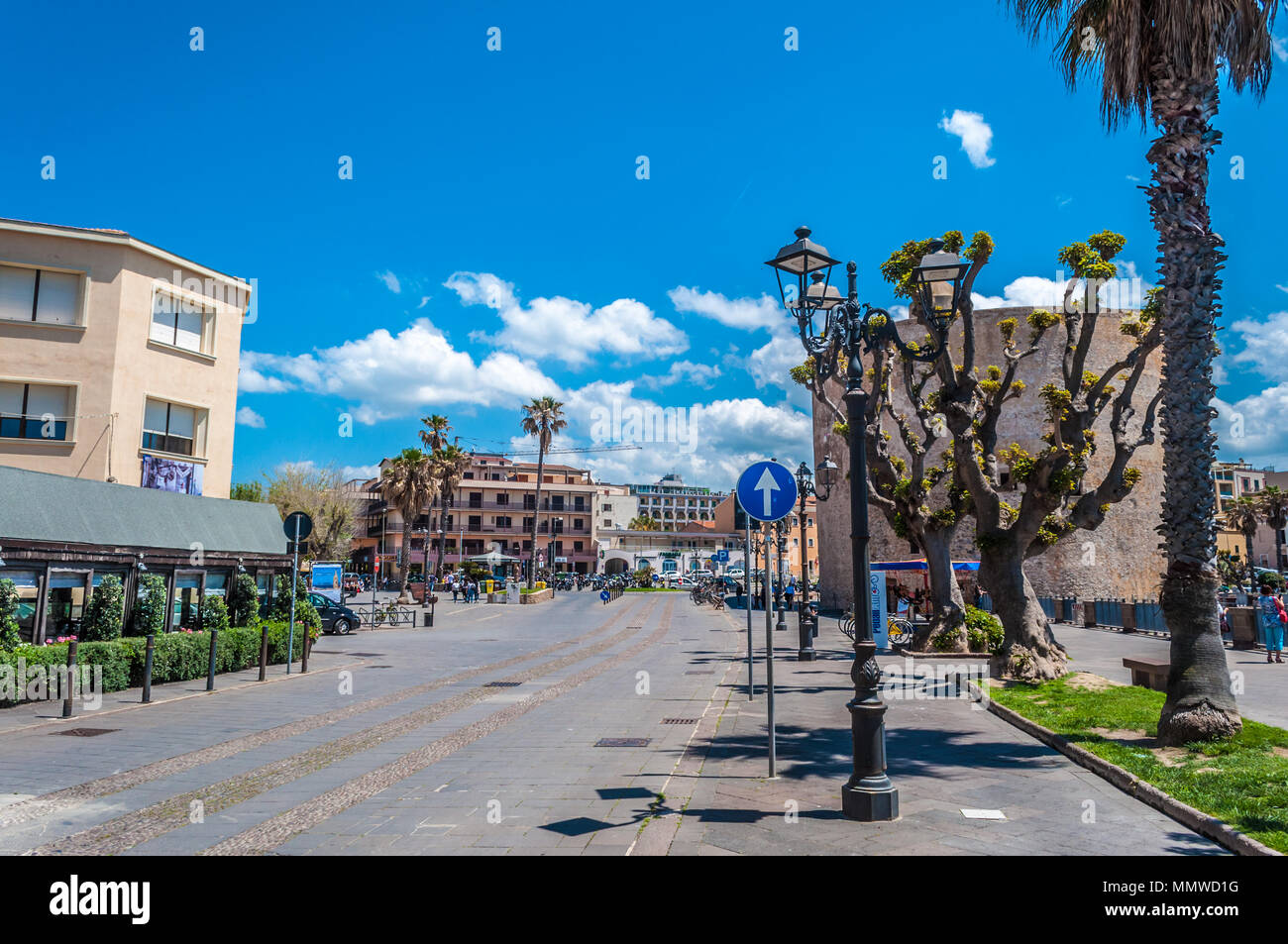 Zone piétonne sur les remparts près de la tour Sulis à Alghero - Sardaigne dans une journée ensoleillée de printemps Banque D'Images