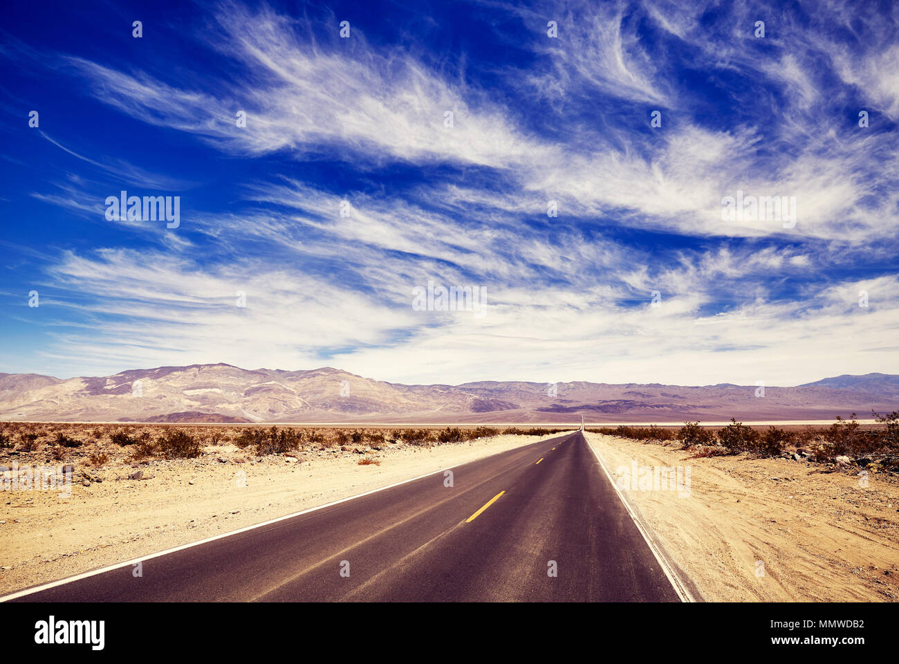 Route du désert, harmonisation des couleurs appliquées, travel concept photo. Banque D'Images