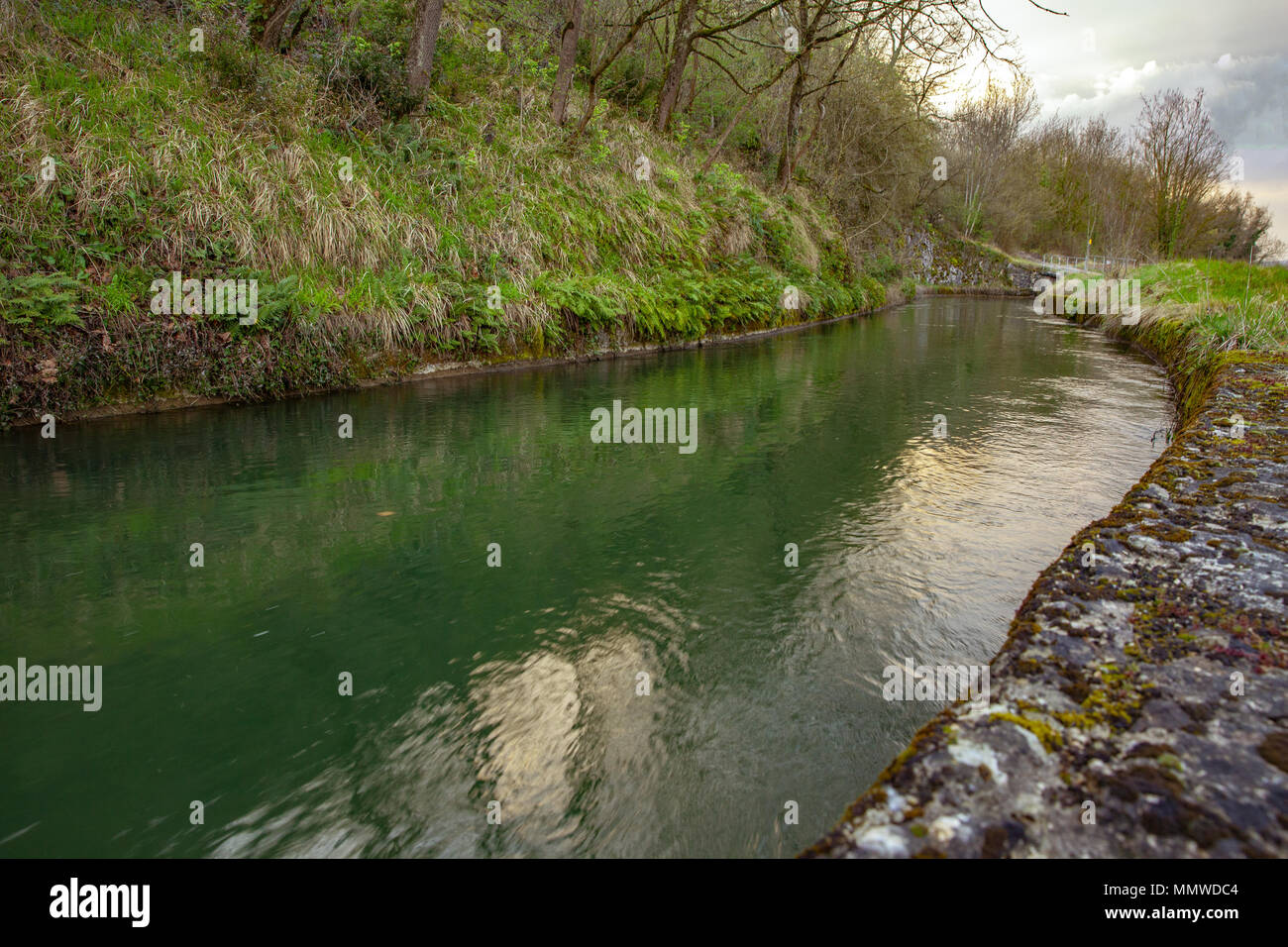 Canal d'eau de la Bourne Parnans dans l'Auvergne-Rhône-Alpes France Banque D'Images