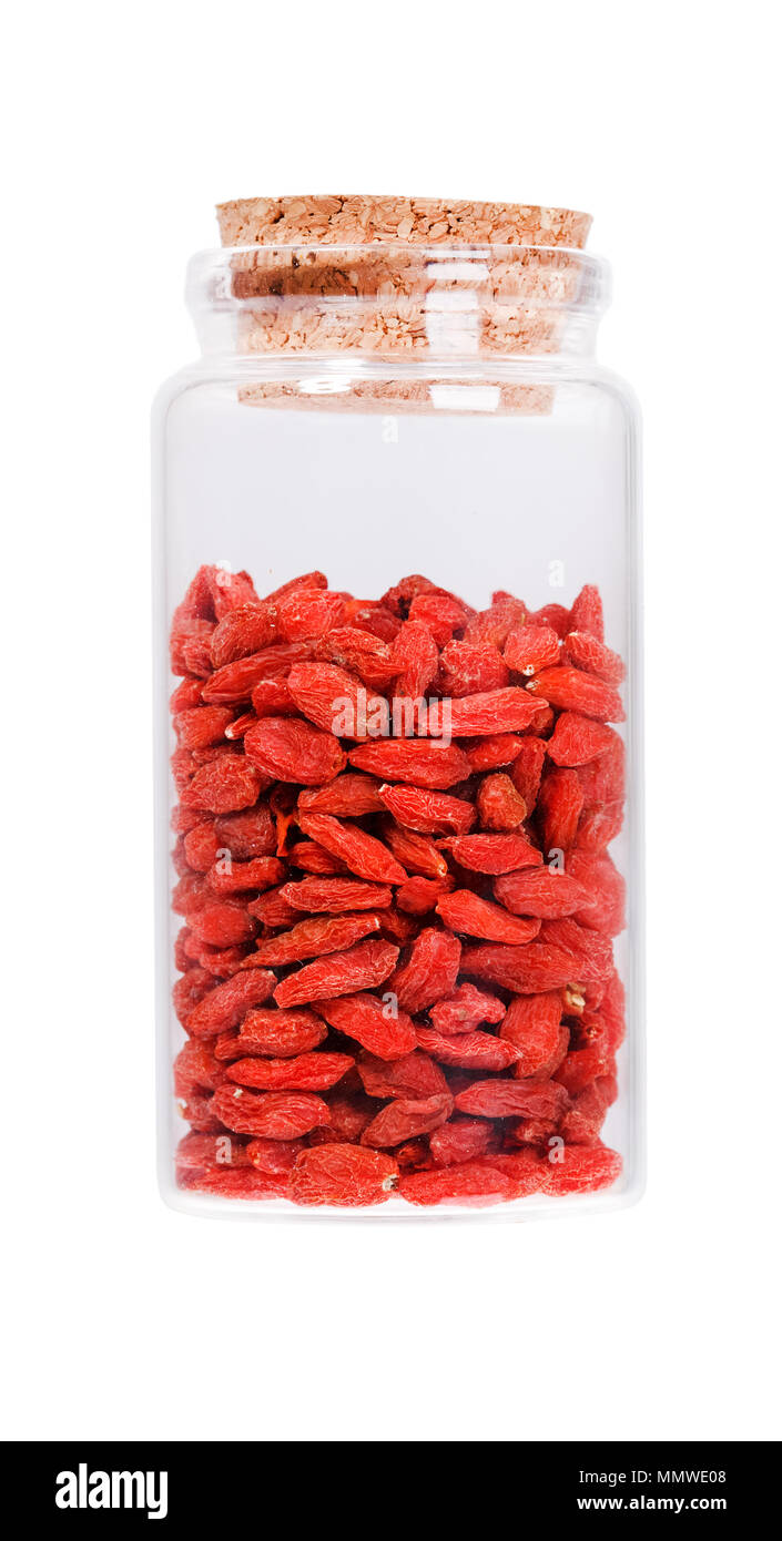 Baies de goji séchées dans une bouteille en verre avec bouchon en liège, isolé Banque D'Images