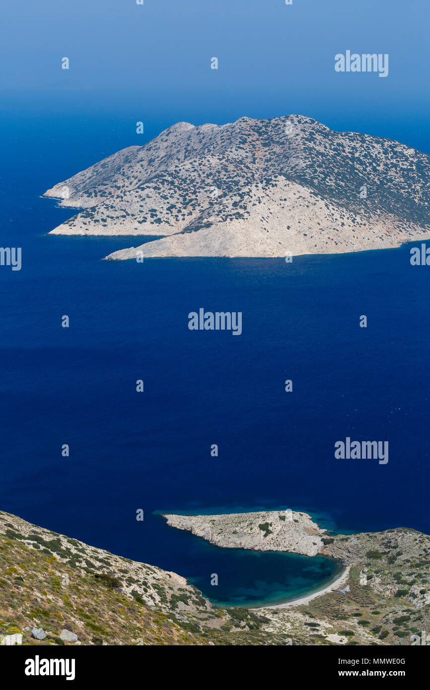 Avis de fourni de côte et l'île d'Agios Minas dans la distance, la Grèce. Banque D'Images