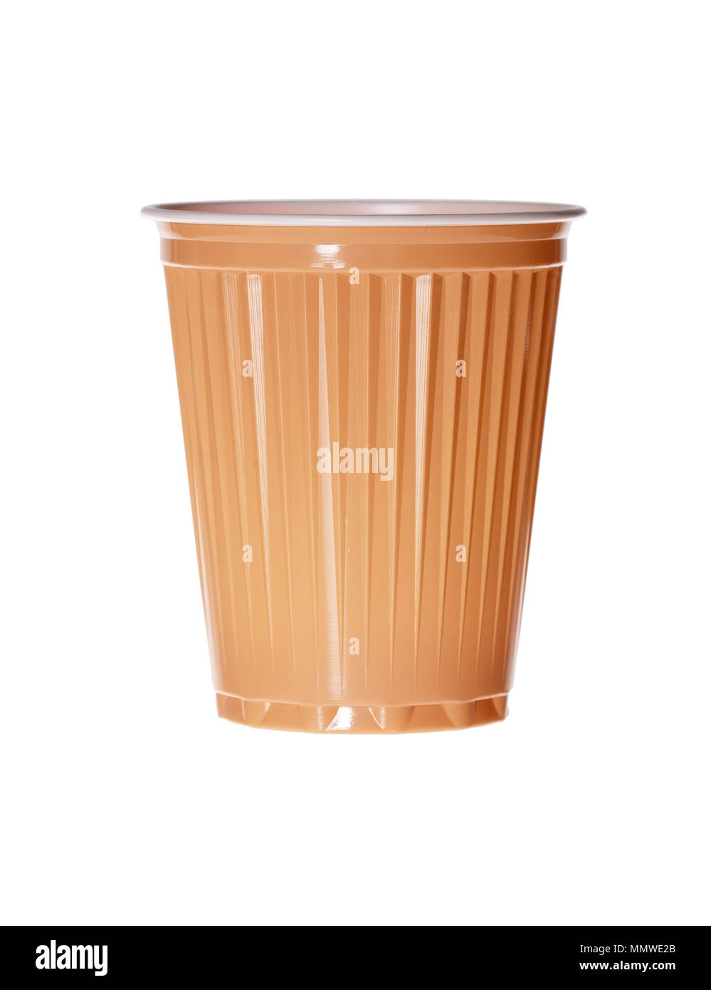 Tasse en plastique orange sur fond blanc. Banque D'Images