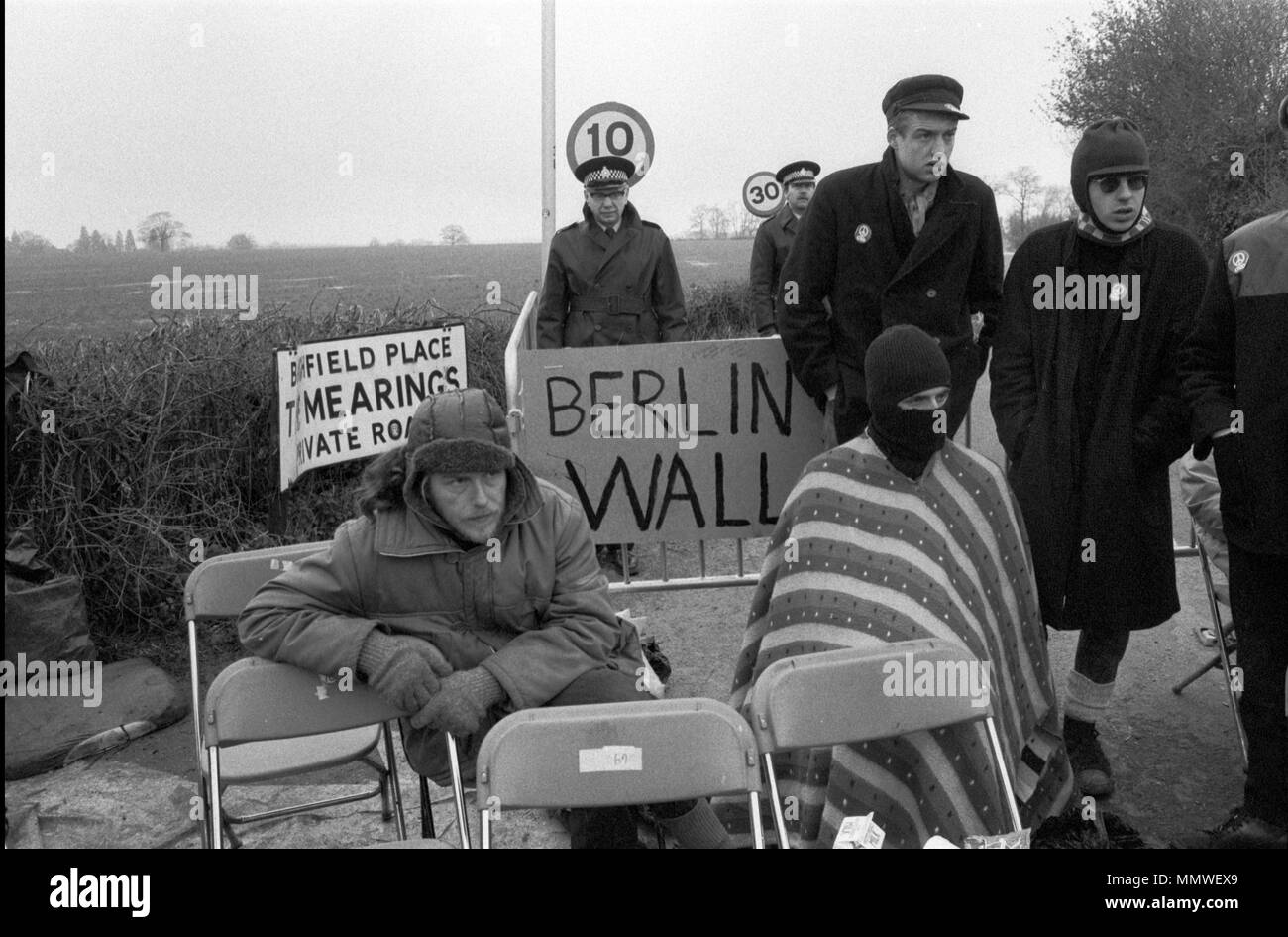 Greenham Common Womens Peace Movement personnes protestant contre la confrontation passive années 1985 1980 Royaume-Uni HOMER SYKES Banque D'Images
