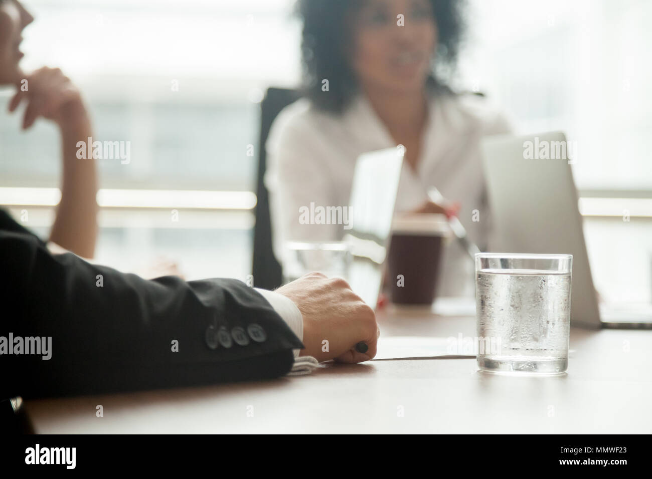 Homme d'affaires en fonction de la réunion du groupe de participants ou de négociations, Banque D'Images
