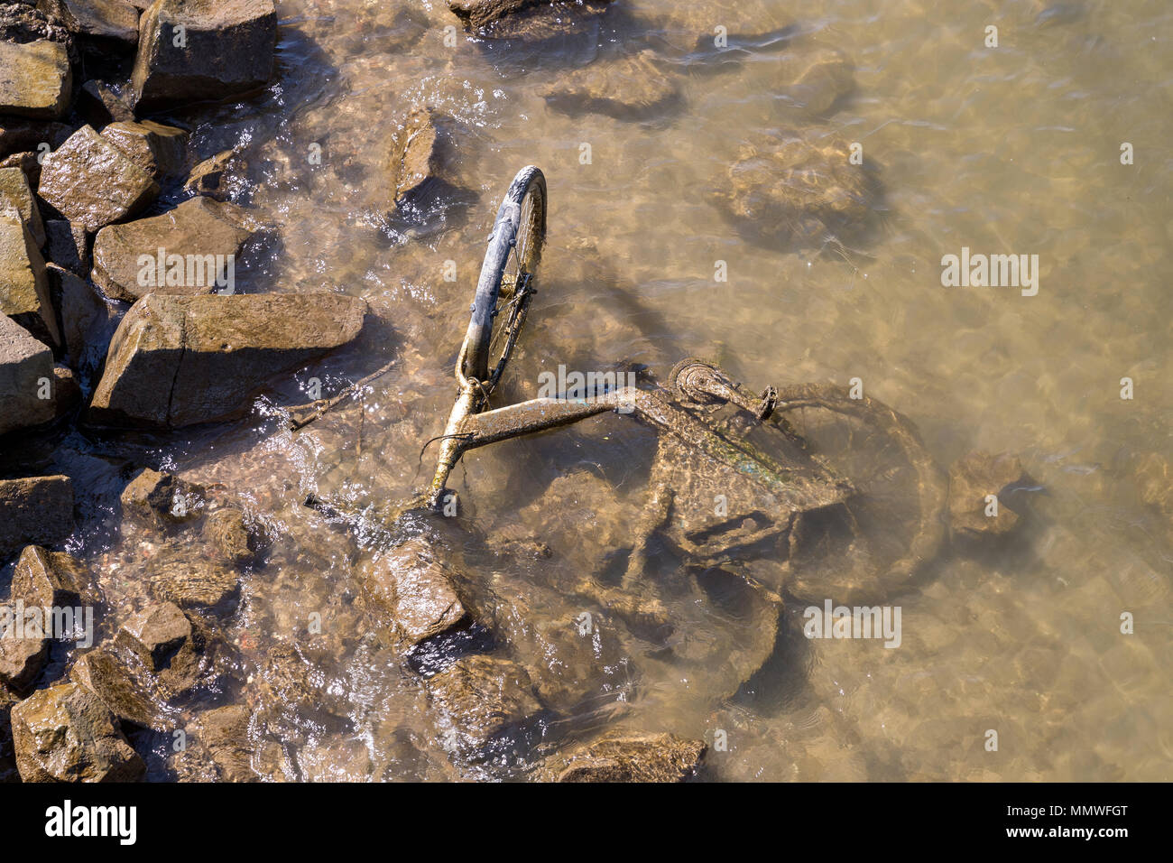 Vélo abandonné sur le bas de la rivière du Rhin Banque D'Images