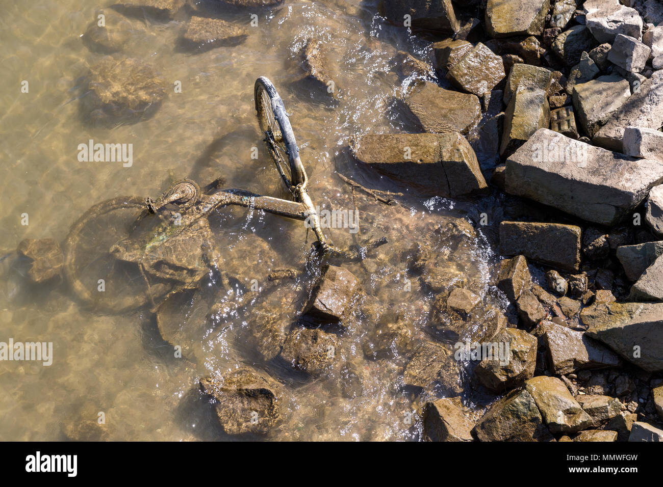 Vélo abandonné sur le bas de la rivière du Rhin Banque D'Images