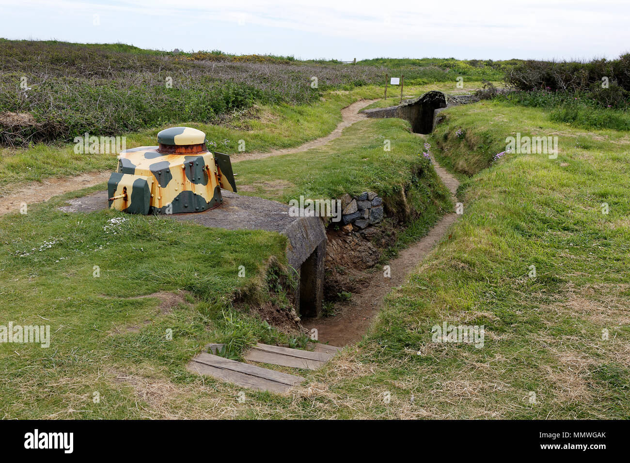 FT-17 à tourelle Dollmann batterie, partie de WW2 fortifications allemandes sur Guernesey montrant l'objet de fouilles entrée de canons Banque D'Images