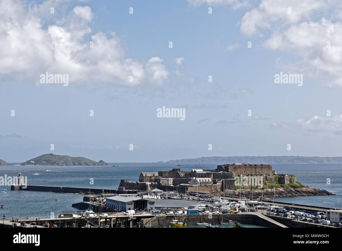 Château Cornet, St Peter Port Guernsey Harbour. L'étang clos directement sous le château est utilisé pour l'enseignement des compétences marines & Voile Bateaux miniatures. Banque D'Images