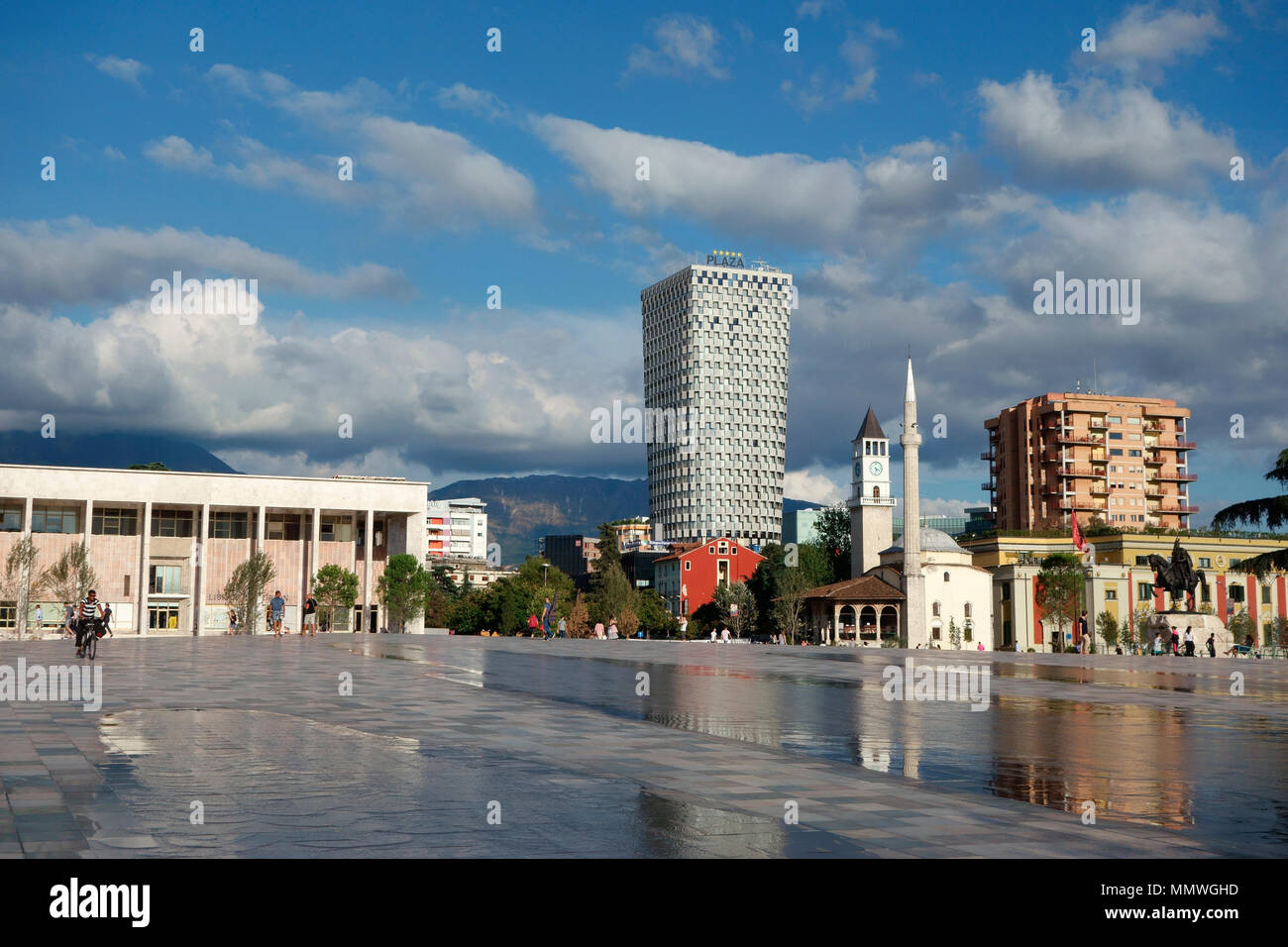 La mosquée Et'hem Bey sur la place Skanderbeg à Tirana, Albanie, Balkans Banque D'Images