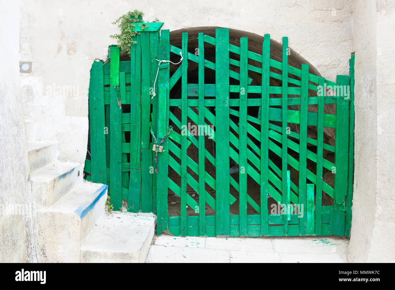 Leuca, Pouilles, Italie - Une vieille porte pliante vert fait main dans une forteresse Banque D'Images Leuca, Pouilles, Italie - Une vieille porte pliante vert fait main dans une forteresse Banque D'Images