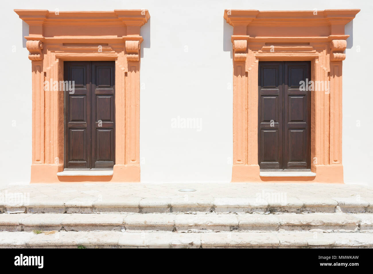 Gallipoli, Pouilles, Italie - saumon deux portes de grange d'âge moyen Banque D'Images