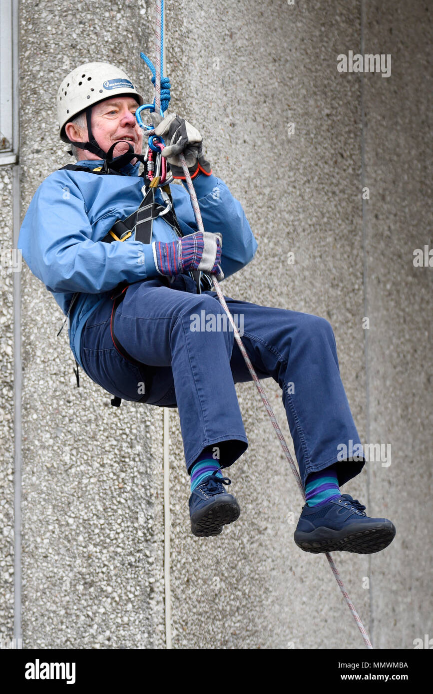 Philip Miller, administrateur de l'hôpital, descendant en rappel dans le bloc de la tour de l'hôpital Southend pour recueillir des fonds pour les services de l'hôpital NHS. Stockvale Group Banque D'Images