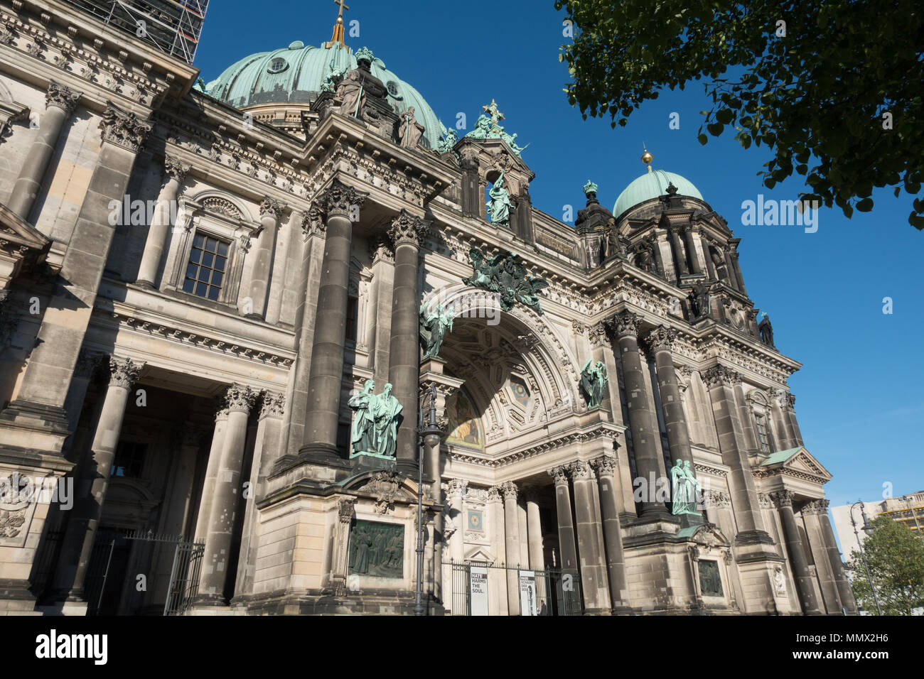 La Cathédrale de Berlin est appelé Berliner Dom. Bel immeuble ancien dans le style de néoclassicisme et baroque avec croix et sculptures. Banque D'Images