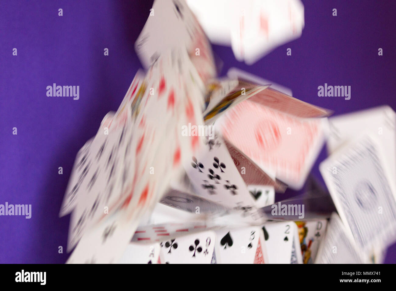 Une maison de jeux de cartes s'effondrer - une métaphore pour une organisation complexe ou d'un plan qui a mal tourné Banque D'Images