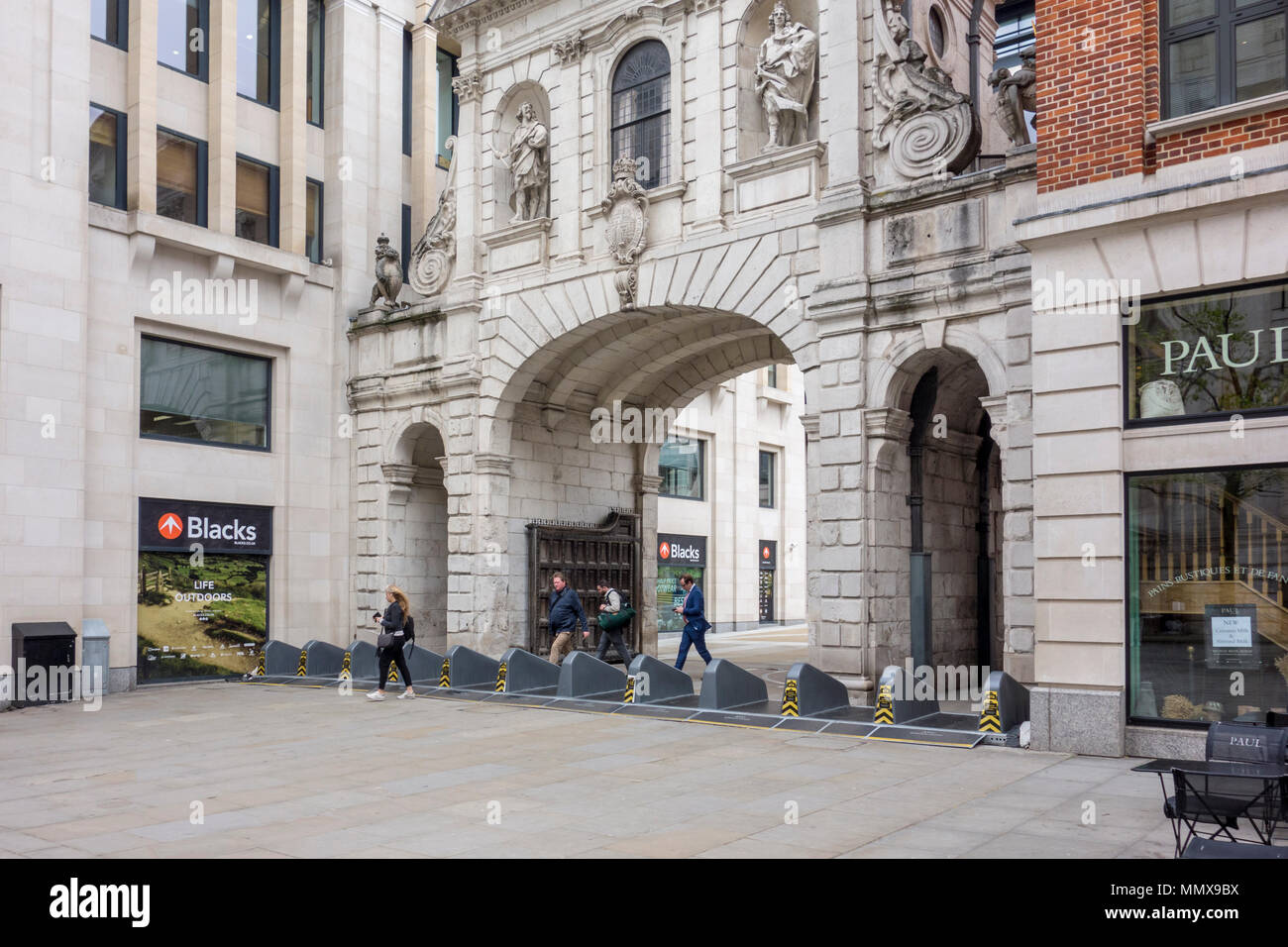 Barrières de sécurité anti-terroriste à Paternoster Square, City of London, UK Banque D'Images