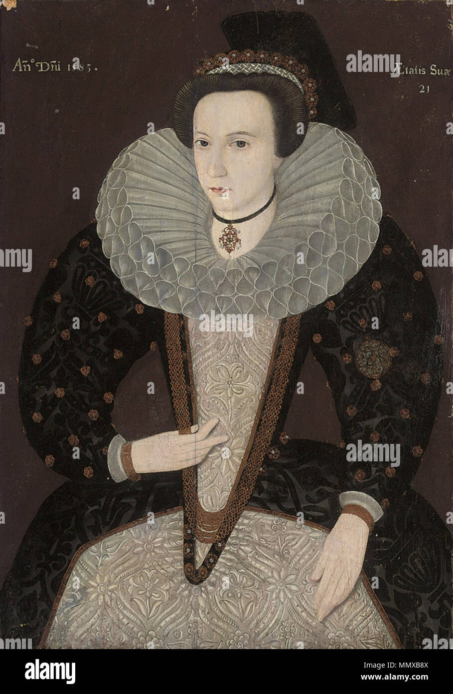 . Anglais : Portrait de femme, demi-longueur, dans une robe noire et blanche brodée d'iris, avec une collerette, et un rubis, Diamant et Perle pendentif, datée 'Ano Dni 1583.' (en haut à gauche), et inscrit 'Aetatis Sua 21' (en haut à droite) 36½ x 25 1/8 in. (92,7 x 63,8 cm.) . 1583. Ecole d'anglais Portrait d'une femme de 21 ans en 1583 Banque D'Images