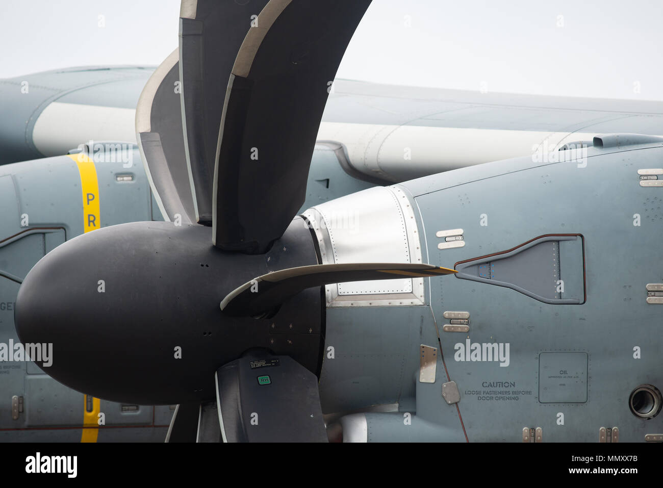 Détails de l'hélice et le moteur quatre turbopropulseurs avion cargo militaire avec 8 pales hélices. Banque D'Images