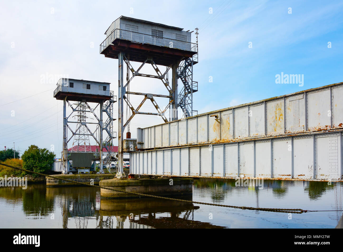 Kaliningrad, l'ancienne gare désaffectée du pont sur la rivière Pregel dans le port commercial area Banque D'Images