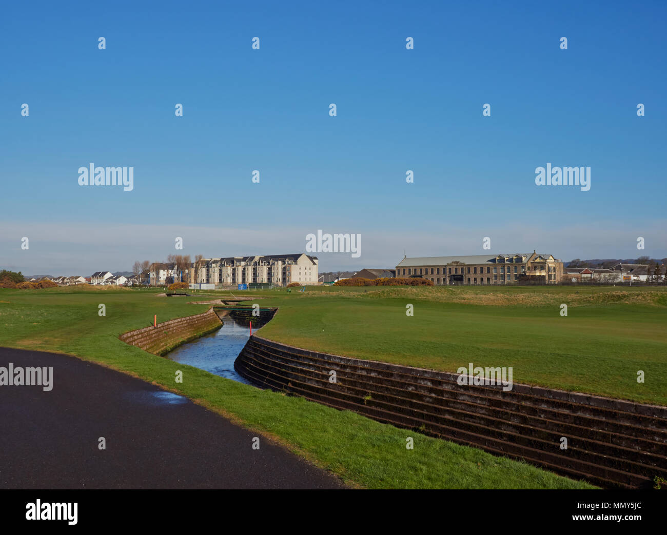 À la Parade à Liens Maisons et Appartements du Barry Burn et dans tout le 18ème fairway du parcours de Golf de Carnoustie. Carnoustie, Angus, Scotland. Banque D'Images