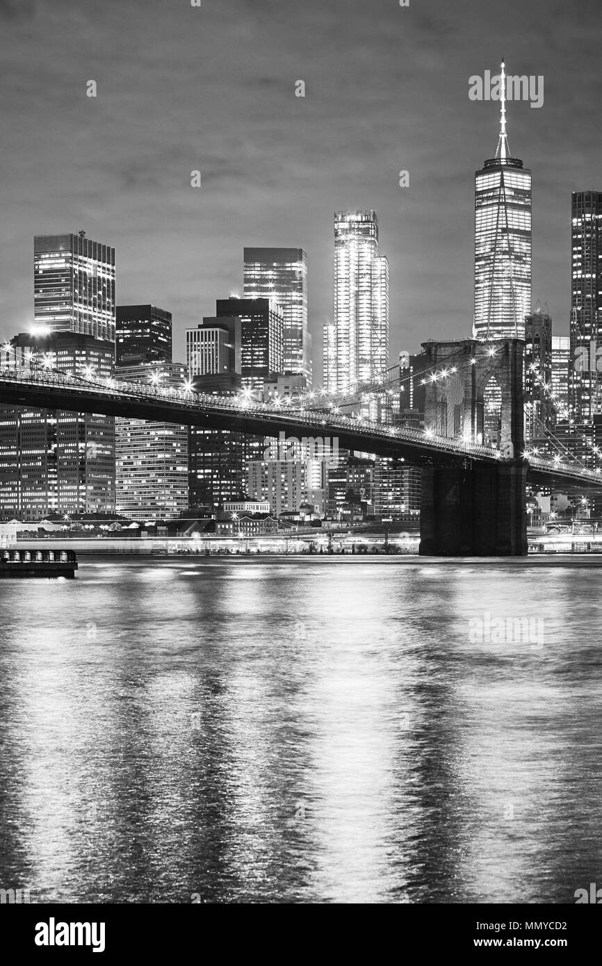 Noir et blanc photo du pont de Brooklyn et Manhattan la nuit, New York ...