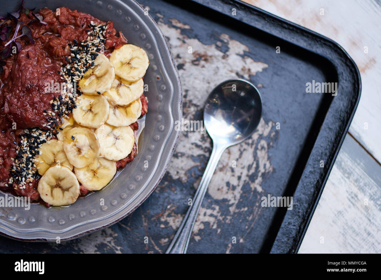Délicieux petit déjeuner bol et cuillère sur un plateau de service Banque D'Images