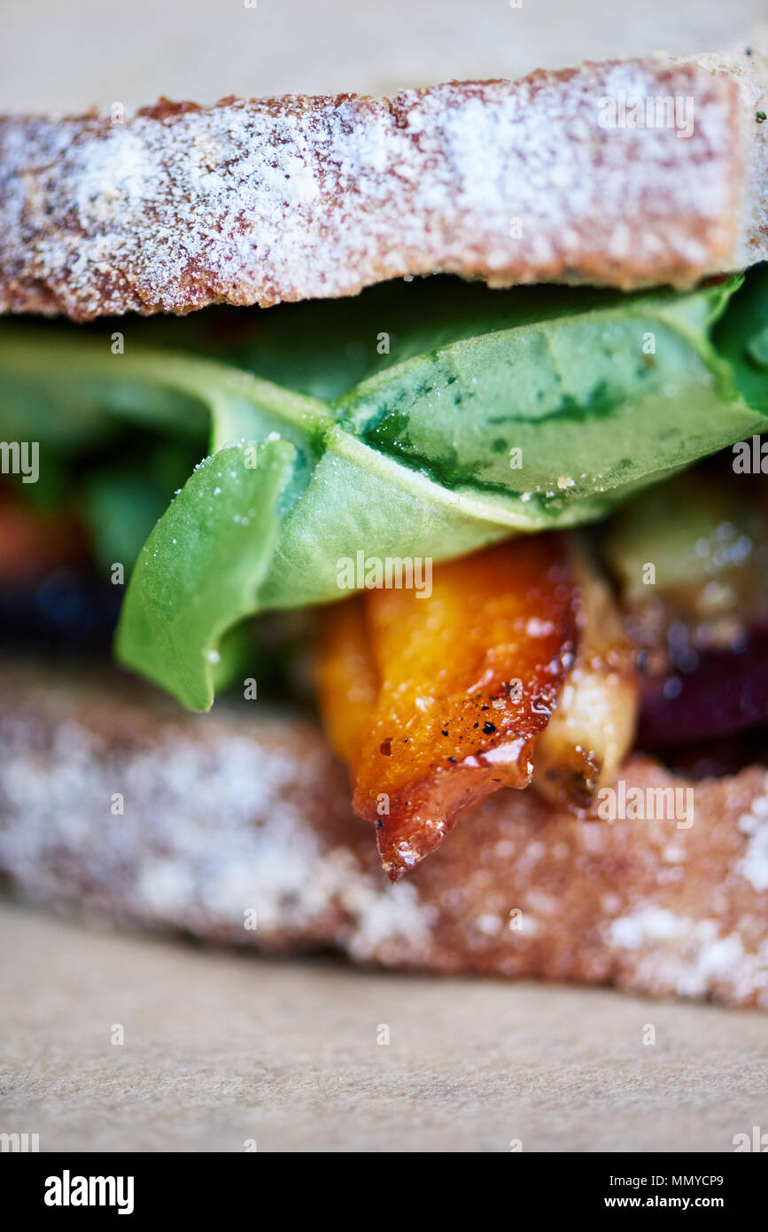 Libre de délicieux légumes grillés sandwich sur pain au levain Banque D'Images