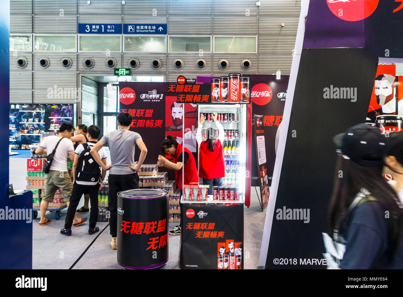 Les travailleurs de Coca Cola mise en place de pop up store en Chine Banque D'Images