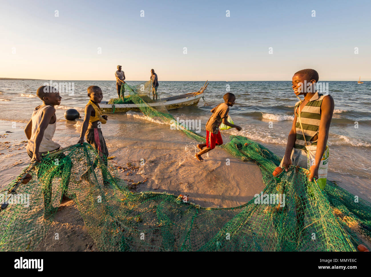 Les pêcheurs artisanaux au Mozambique sortir les filets contenant les captures. Banque D'Images