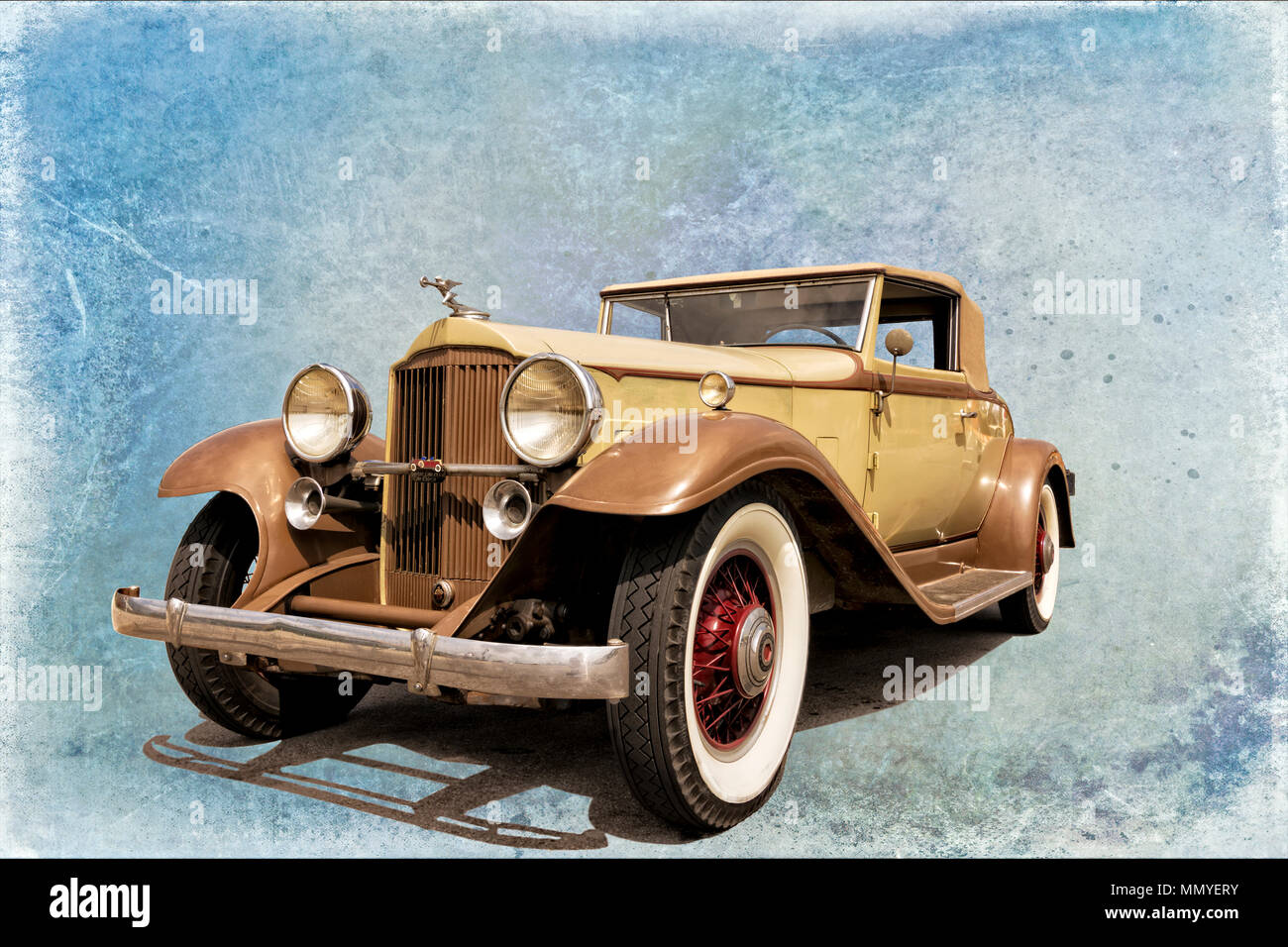 Photo d'une automobile anciens restaurés isolé et placé sur un fond texturé bleu élégant. Ombre est l'ombre de la voiture. Banque D'Images