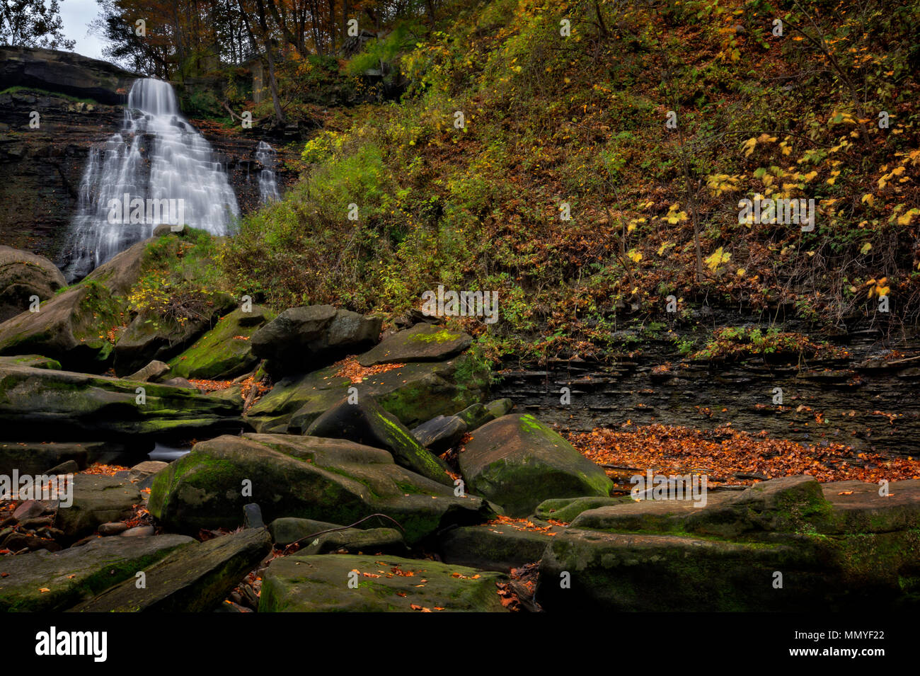 En chutes Brandywine Parc national de Cuyahoga Valley dans l'Ohio. Une belle chute de 65 pieds. Vu ici à l'automne avec des feuilles mortes et d'énormes rochers. Banque D'Images